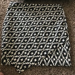 Black and white patterned short skirt